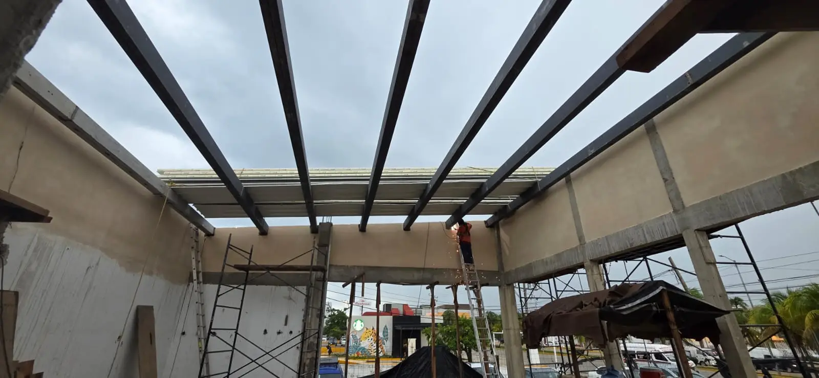 Montaje de estructuras metálicas en instalaciones Volkswagen