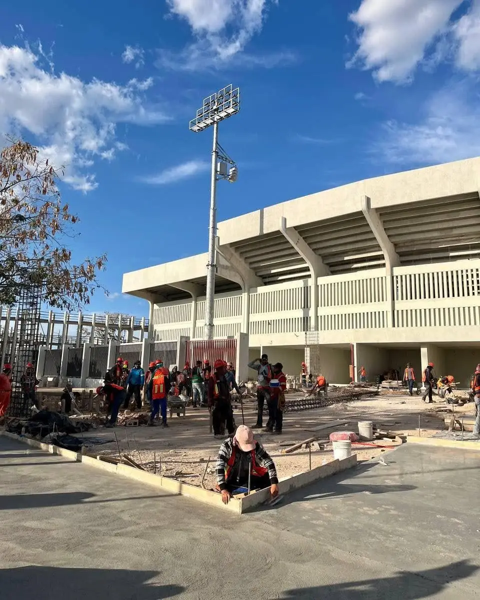 Estructuras de acero para sistemas de iluminación deportiva